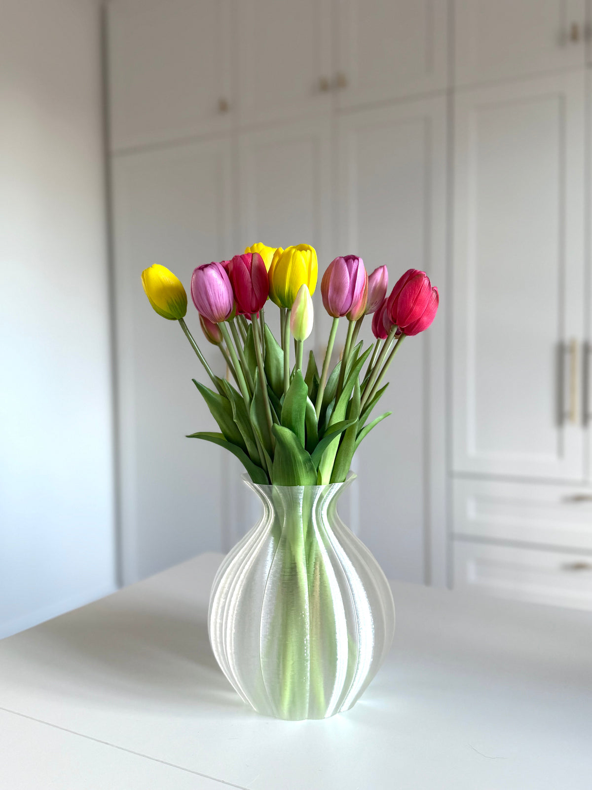 Hvilke materialer bruges til at fremstille kunstige blomster?